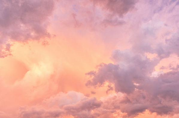Sanft beleuchteter Himmel in warmen Rosatönen